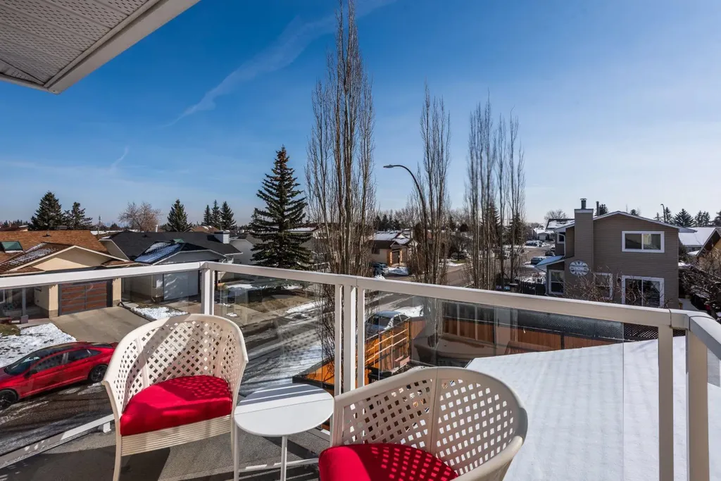 4 Cedargrove Way SW Calgary AB T2W 4V2