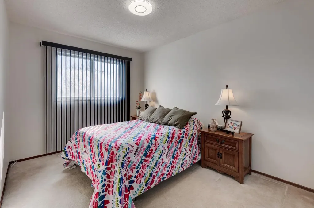 4 Cedargrove Way SW Calgary AB T2W 4V2