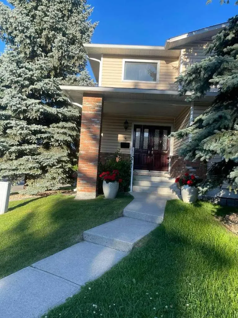 4 Cedargrove Way SW Calgary AB T2W 4V2