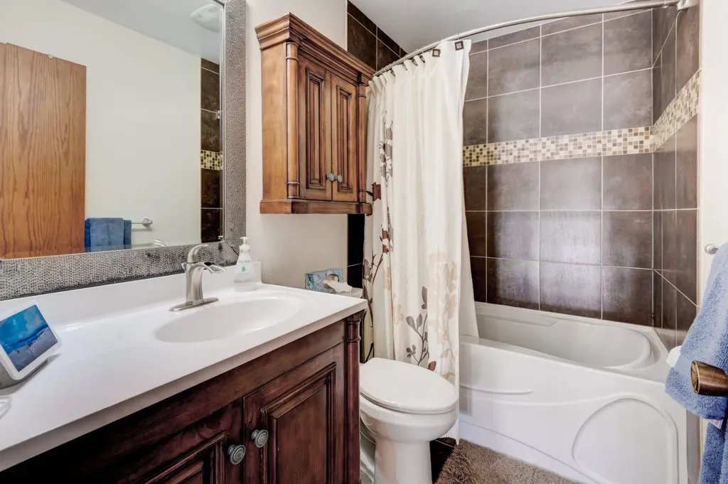 4 Cedargrove Way SW Calgary AB T2W 4V2