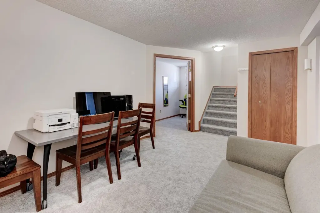 4 Cedargrove Way SW Calgary AB T2W 4V2