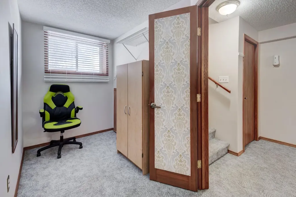 4 Cedargrove Way SW Calgary AB T2W 4V2