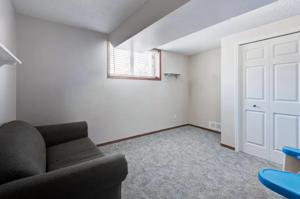 4 Cedargrove Way SW Calgary AB T2W 4V2