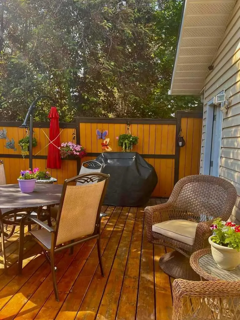 4 Cedargrove Way SW Calgary AB T2W 4V2