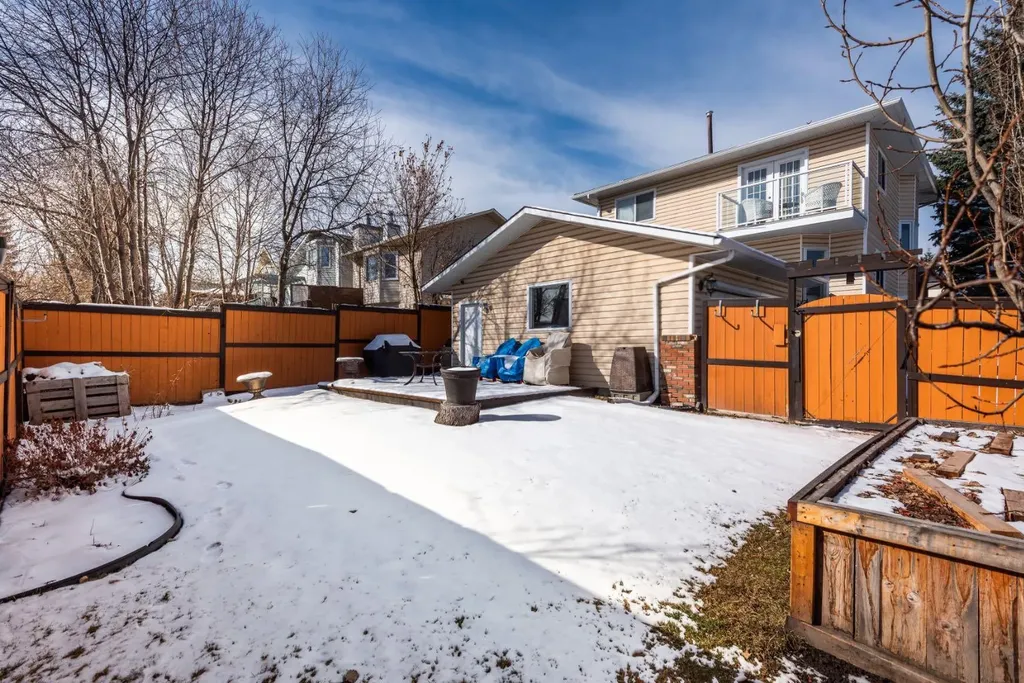 4 Cedargrove Way SW Calgary AB T2W 4V2