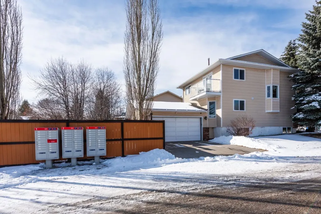 4 Cedargrove Way SW Calgary AB T2W 4V2