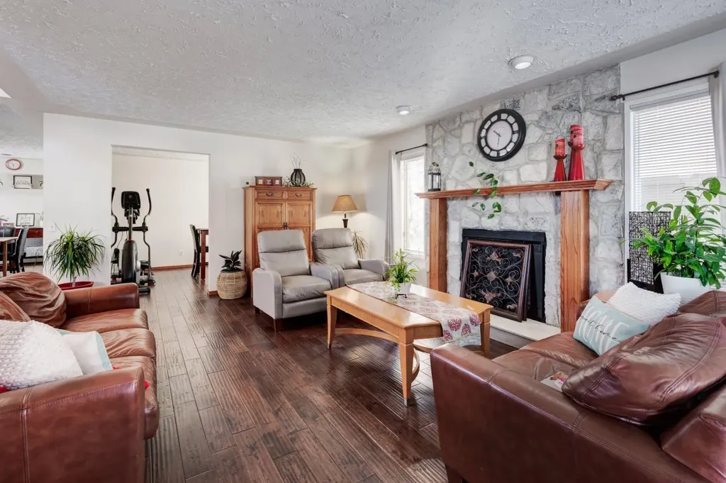 4 Cedargrove Way SW Calgary AB T2W 4V2