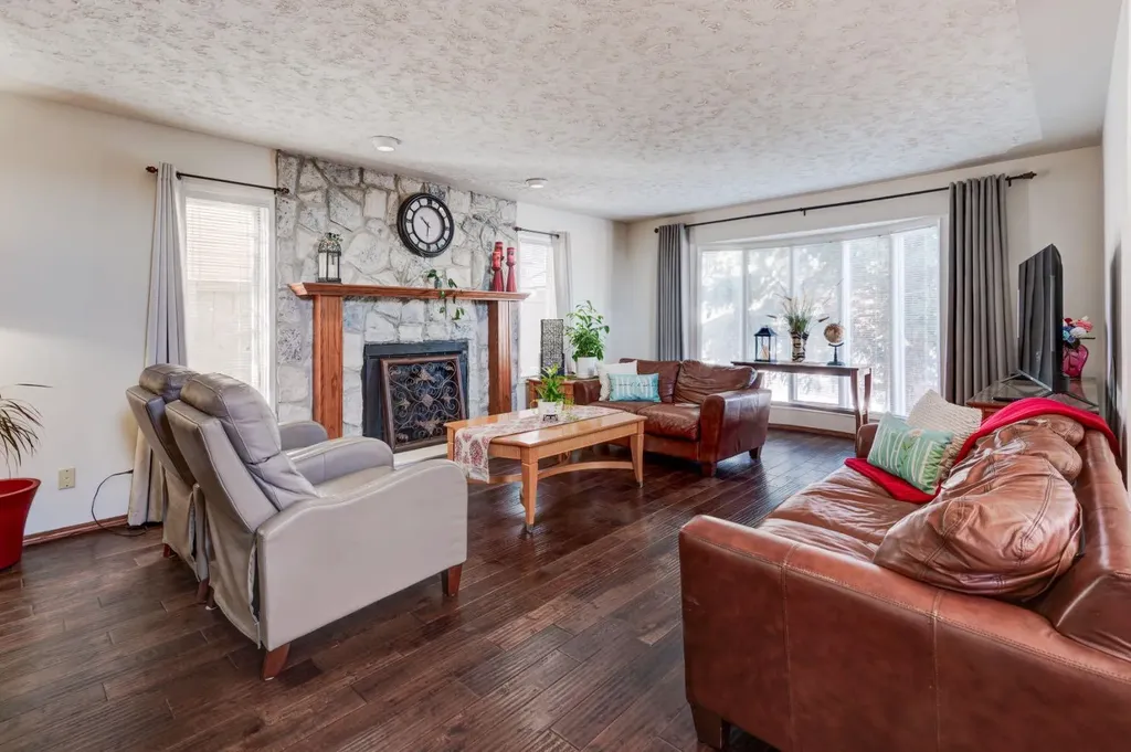 4 Cedargrove Way SW Calgary AB T2W 4V2