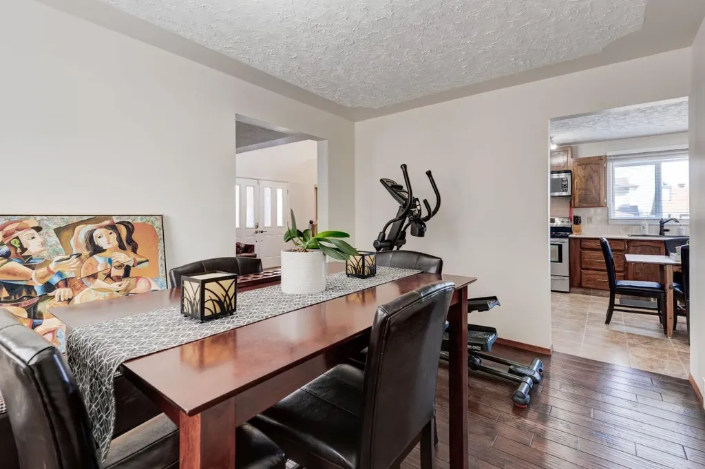 4 Cedargrove Way SW Calgary AB T2W 4V2