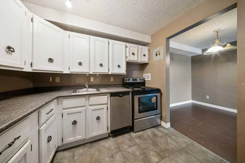 315 Southampton Drive SW Calgary AB T2W 2T6