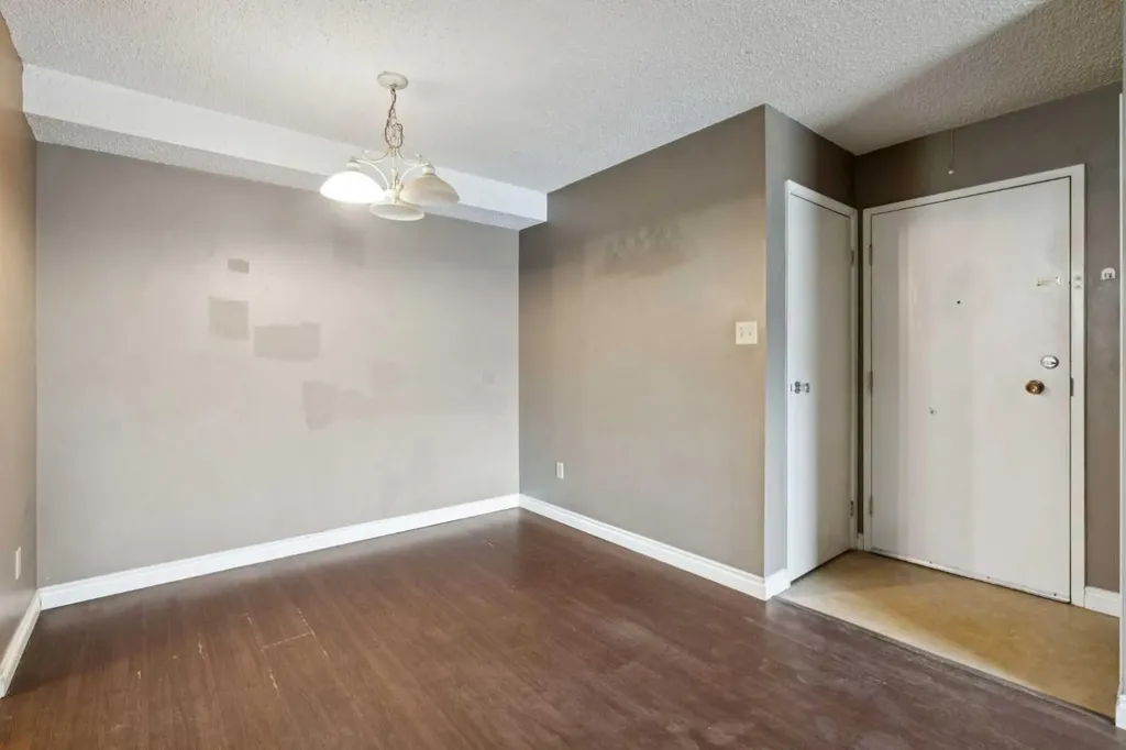 315 Southampton Drive SW Calgary AB T2W 2T6