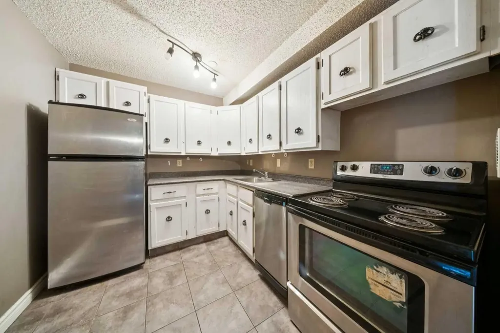 315 Southampton Drive SW Calgary AB T2W 2T6