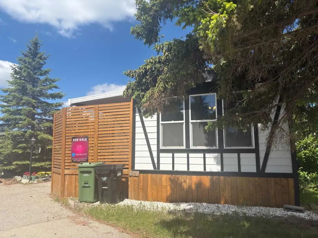 3223 83 Street NW Calgary AB T3B 5P2