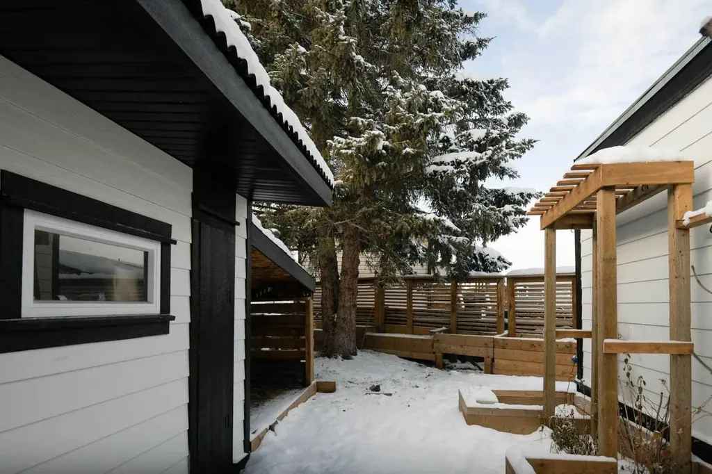 3223 83 Street NW Calgary AB T3B 5P2
