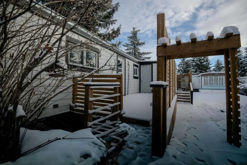 3223 83 Street NW Calgary AB T3B 5P2