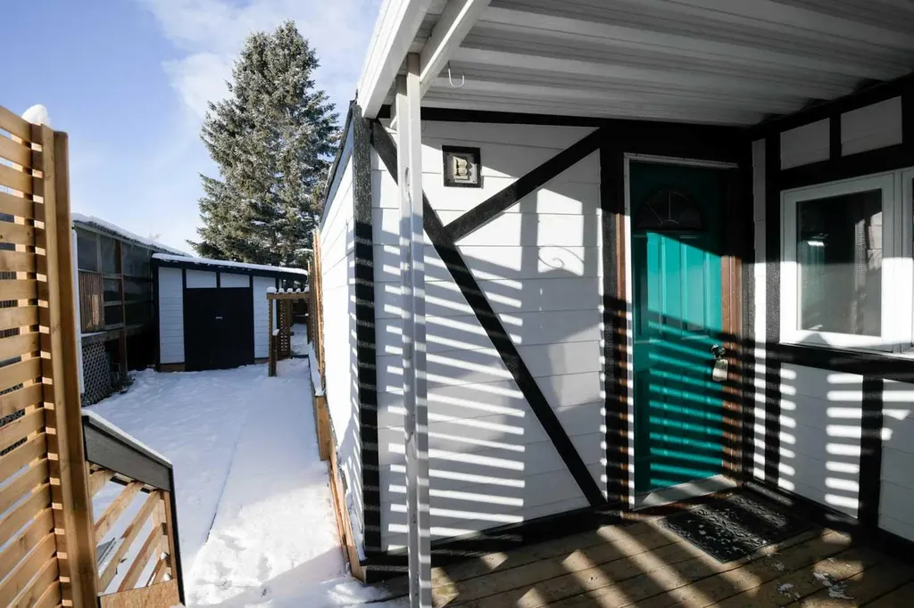 3223 83 Street NW Calgary AB T3B 5P2