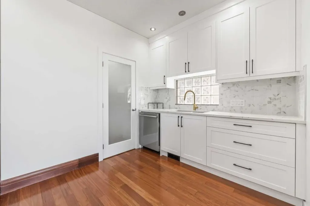 8 Coulee Park SW Calgary AB T3H 5J5