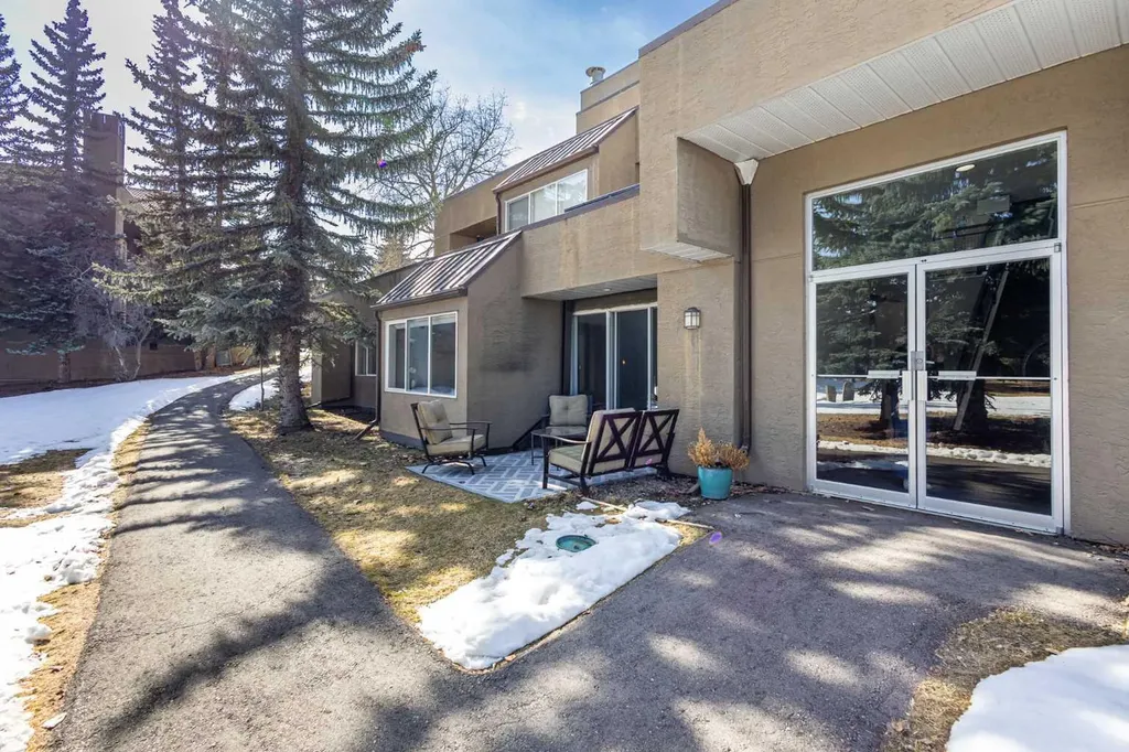 108 Village Heights SW Calgary AB T3H 2L2