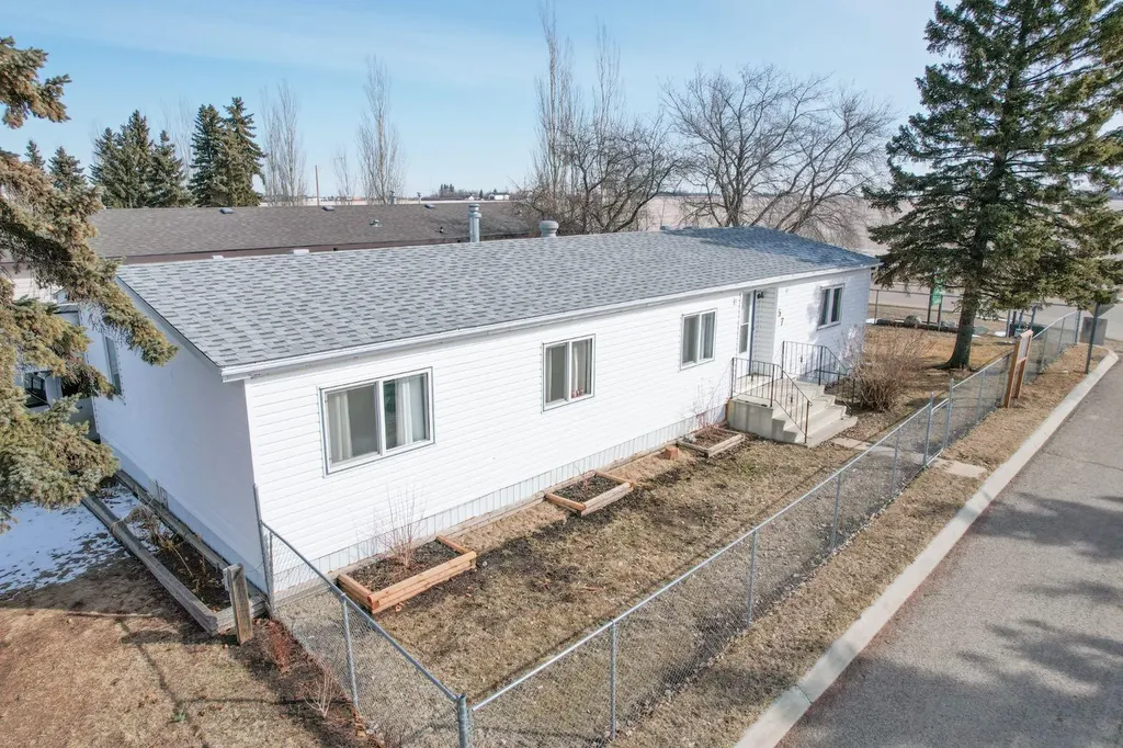 4202 45 Street Wetaskiwin AB T9A 2L3