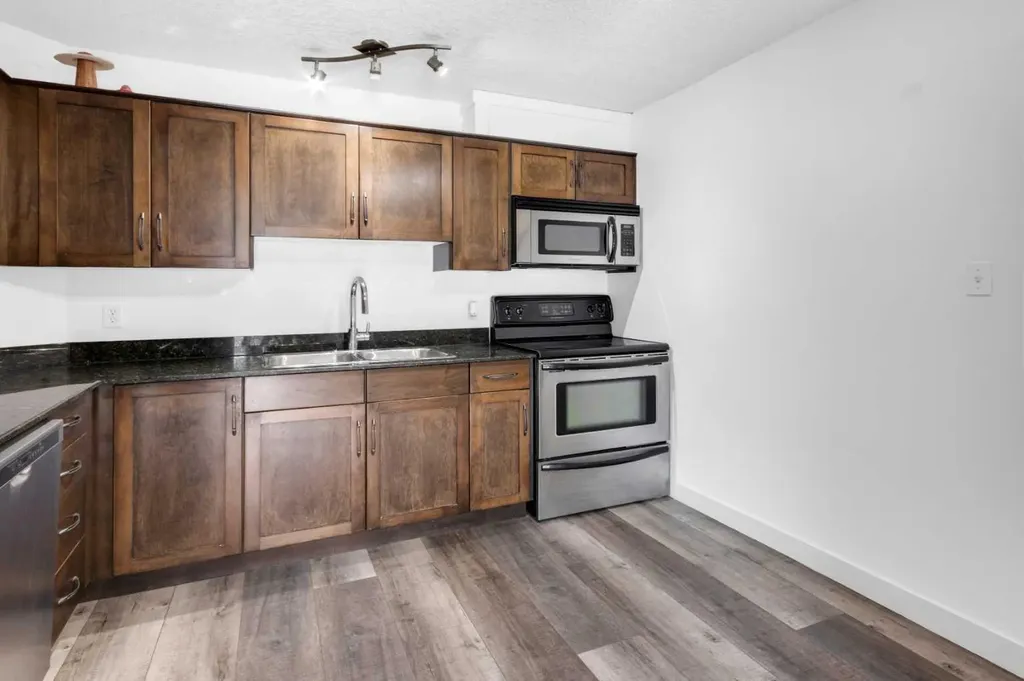 931 2 Avenue NW Calgary AB T2N 0E6