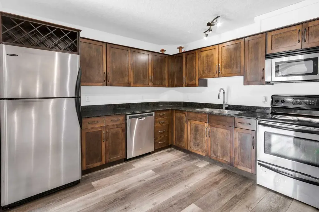 931 2 Avenue NW Calgary AB T2N 0E6