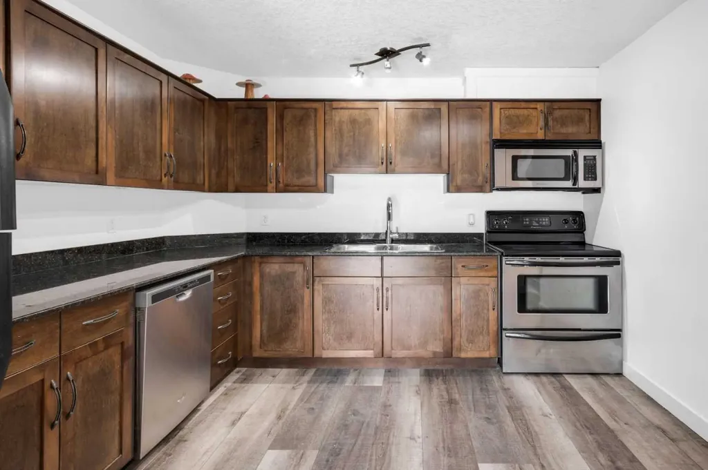 931 2 Avenue NW Calgary AB T2N 0E6