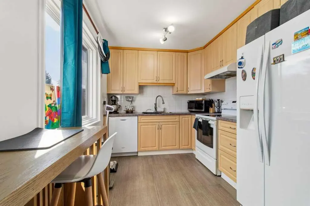 3907 39 Street Red Deer AB T4N 0M6