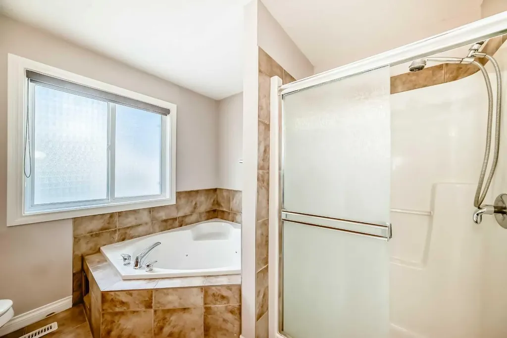 87 Sherwood Circle NW Calgary AB T3R1R3