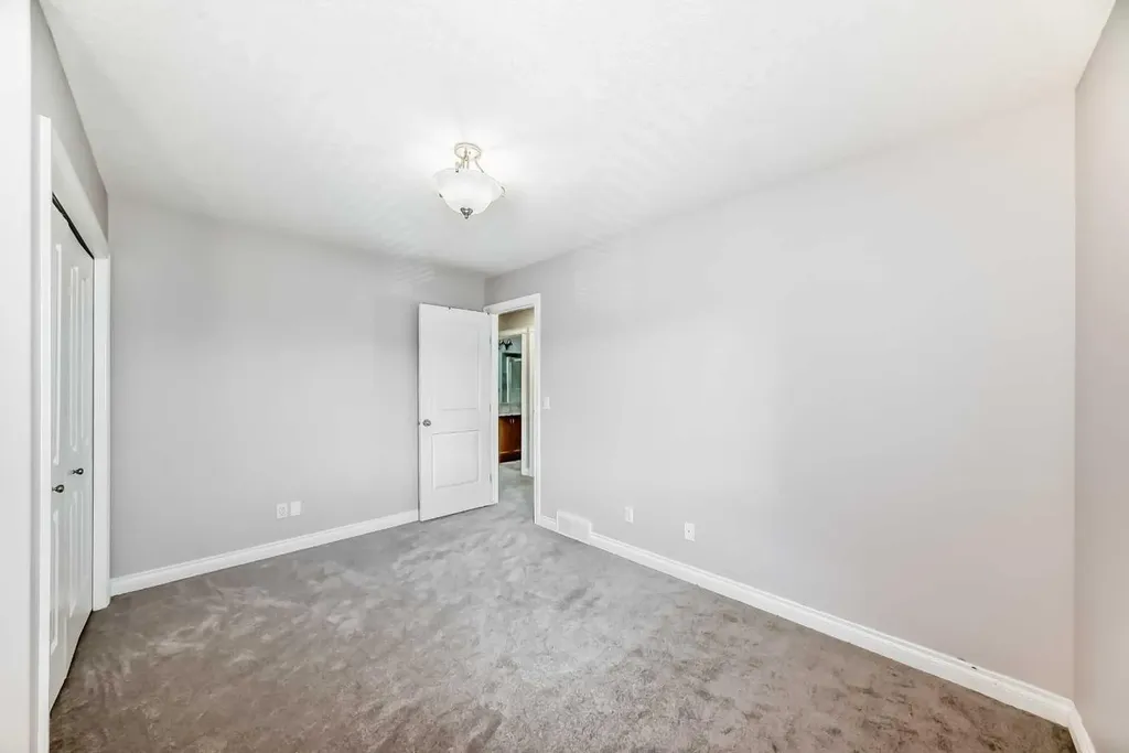 87 Sherwood Circle NW Calgary AB T3R1R3