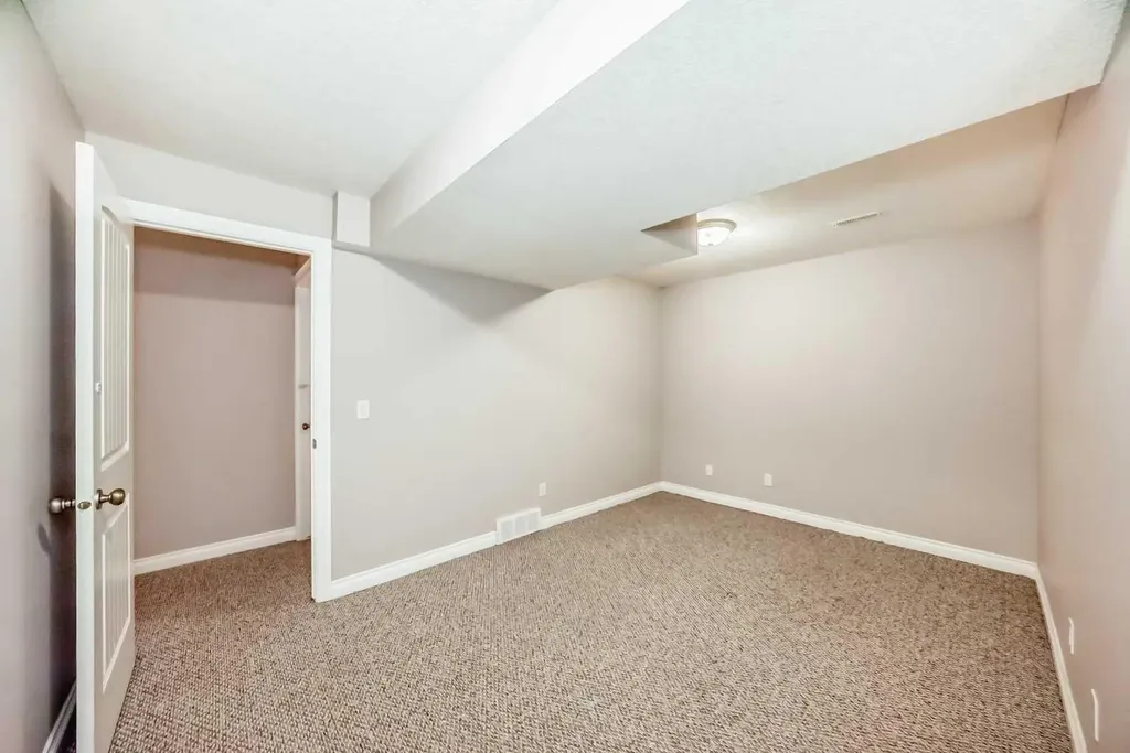 87 Sherwood Circle NW Calgary AB T3R1R3