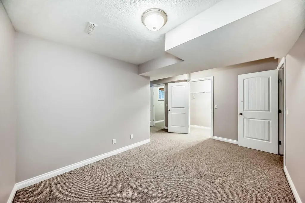 87 Sherwood Circle NW Calgary AB T3R1R3