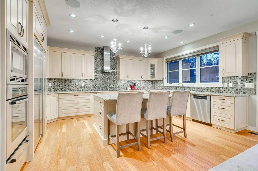 215 Patton Court SW Calgary AB T2V 5G4