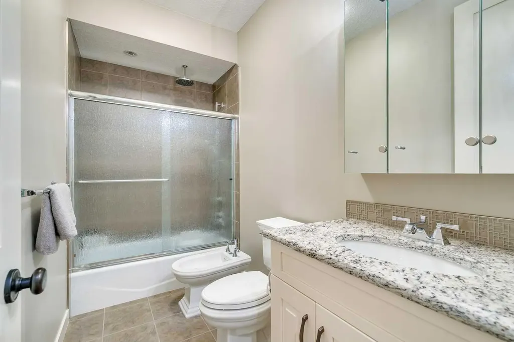 215 Patton Court SW Calgary AB T2V 5G4