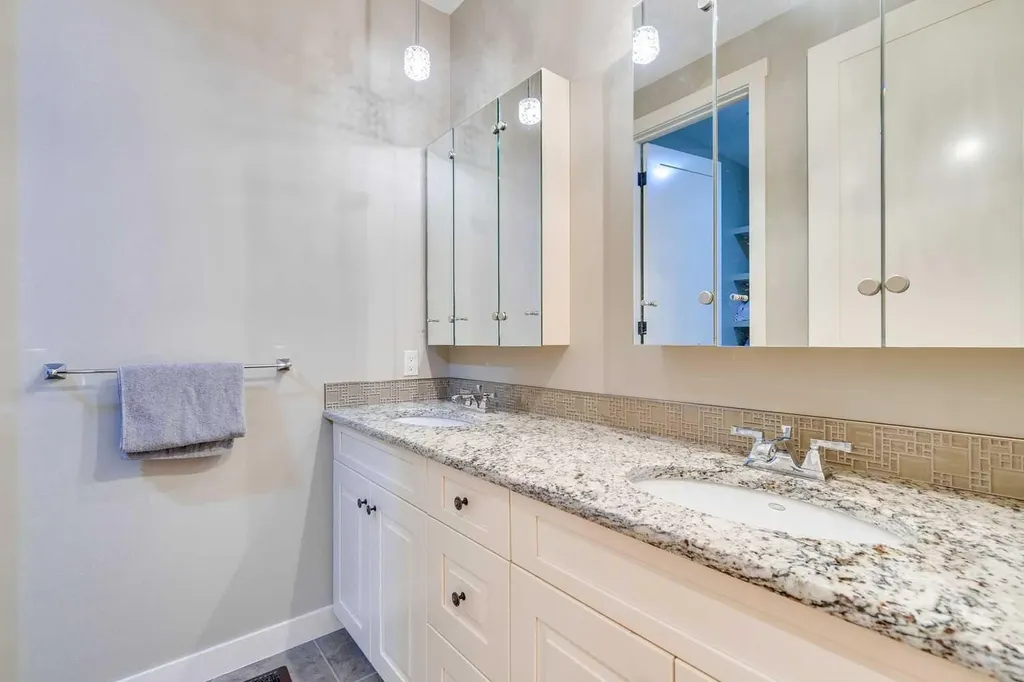215 Patton Court SW Calgary AB T2V 5G4