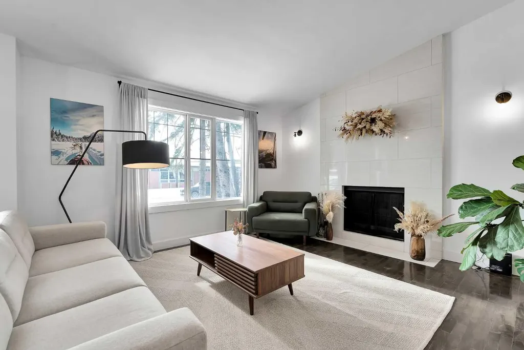 4115 Bowlen Street NW Calgary AB T2L1P8