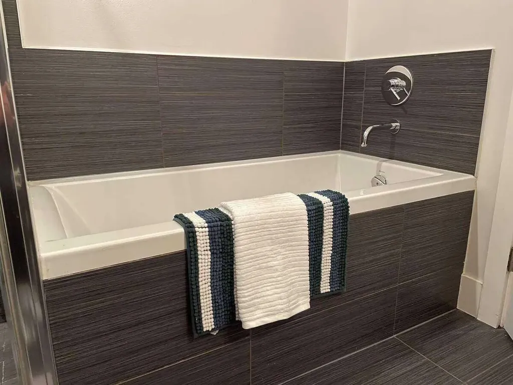 2505 17 Avenue SW Calgary AB T3E 7V3
