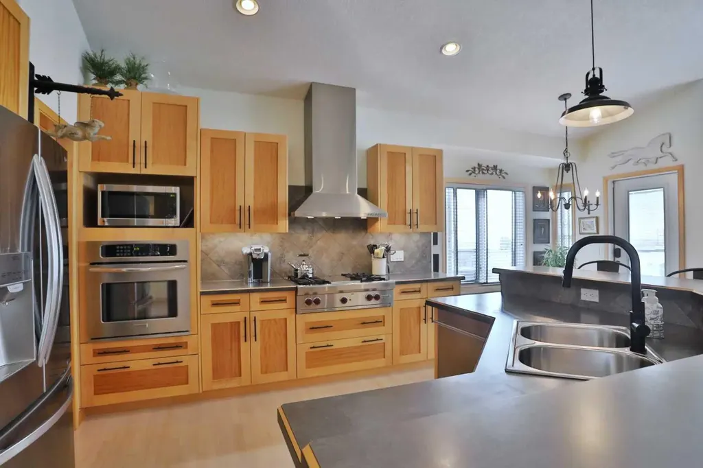 92 Sherwood Rise NW Calgary AB T3R 1P6