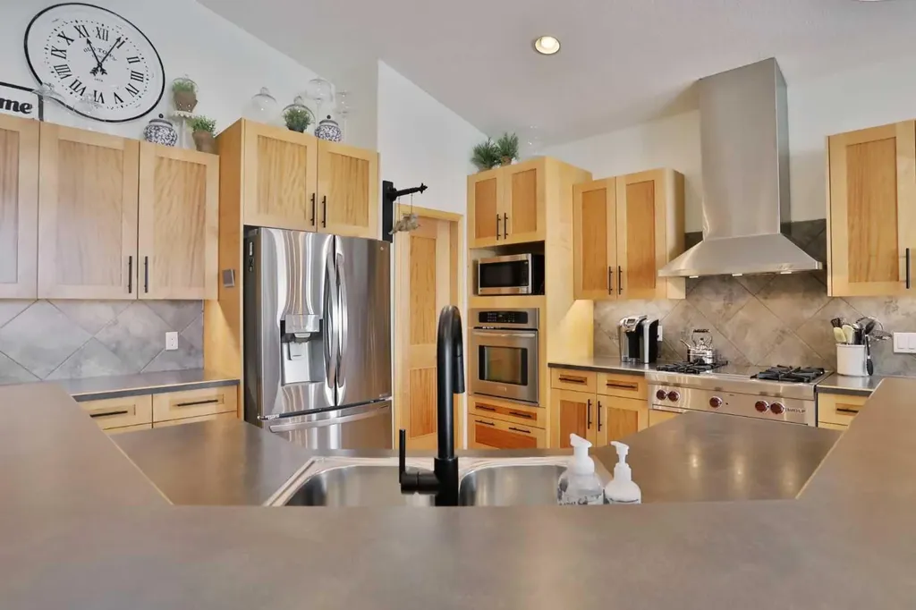 92 Sherwood Rise NW Calgary AB T3R 1P6