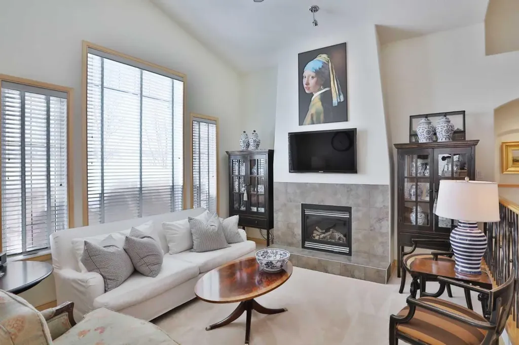 92 Sherwood Rise NW Calgary AB T3R 1P6