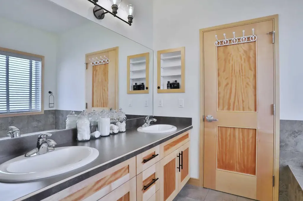 92 Sherwood Rise NW Calgary AB T3R 1P6