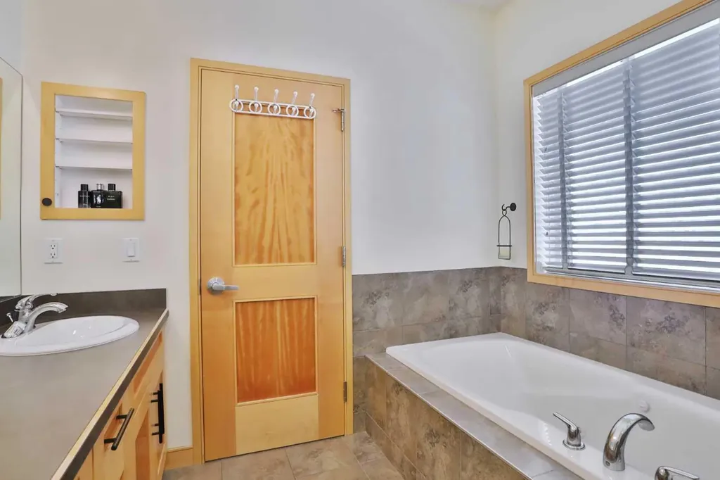 92 Sherwood Rise NW Calgary AB T3R 1P6