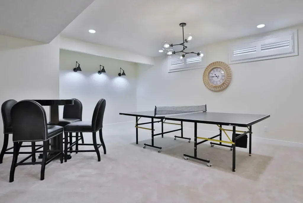 92 Sherwood Rise NW Calgary AB T3R 1P6