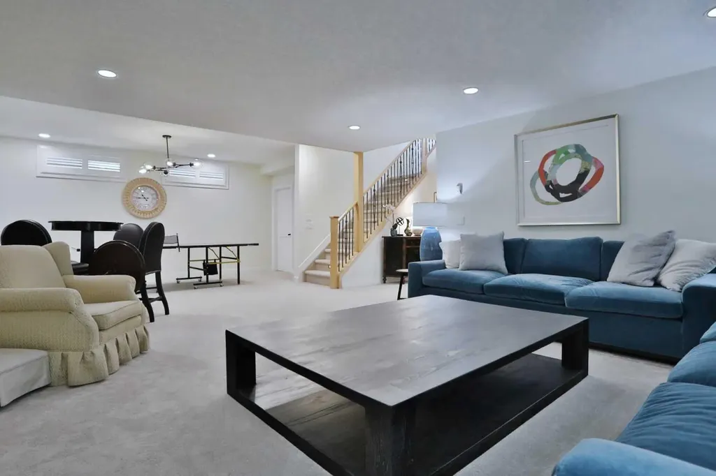 92 Sherwood Rise NW Calgary AB T3R 1P6