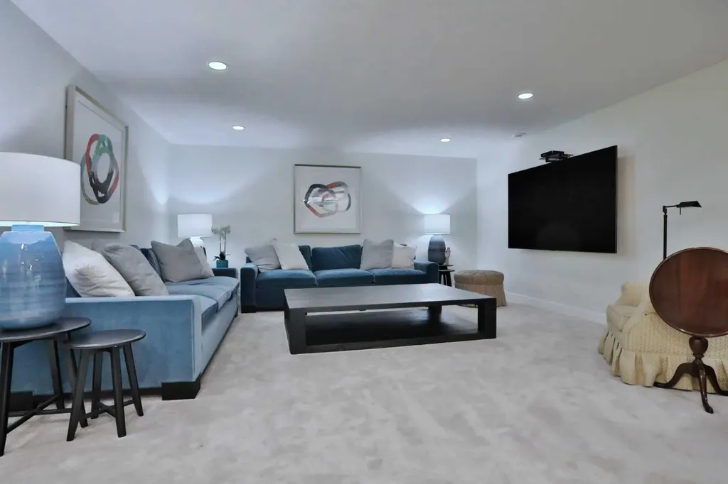 92 Sherwood Rise NW Calgary AB T3R 1P6