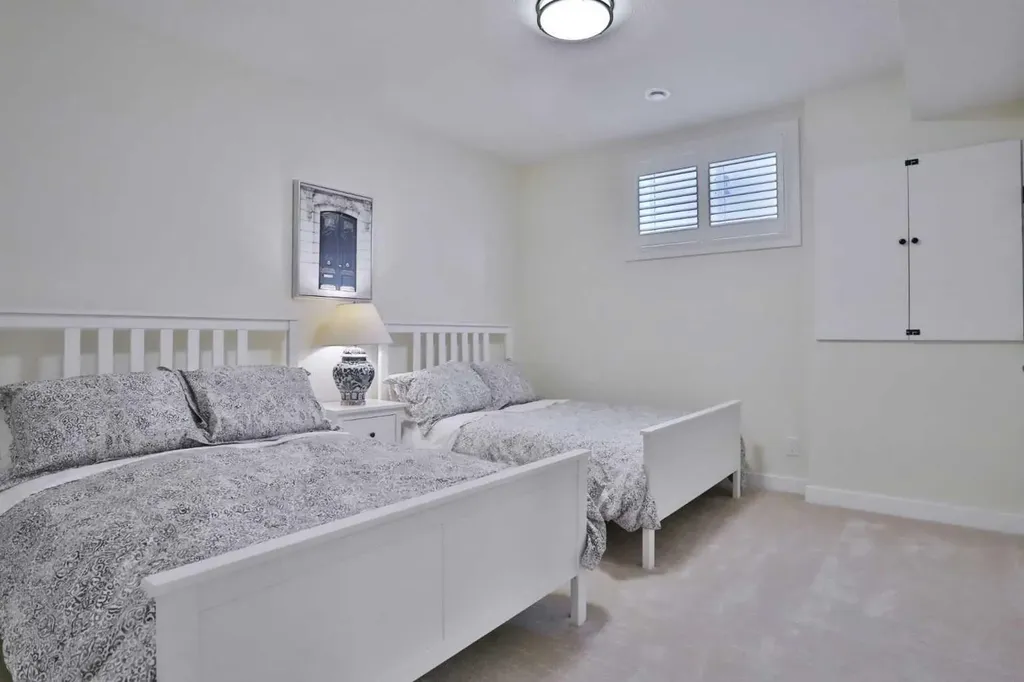 92 Sherwood Rise NW Calgary AB T3R 1P6