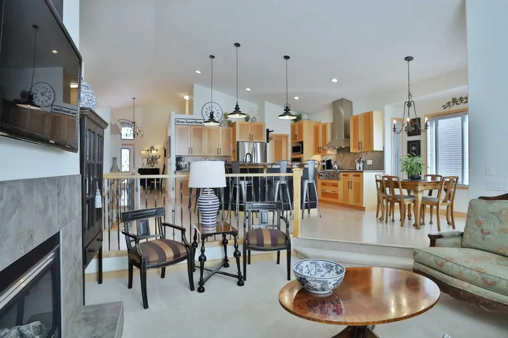 92 Sherwood Rise NW Calgary AB T3R 1P6