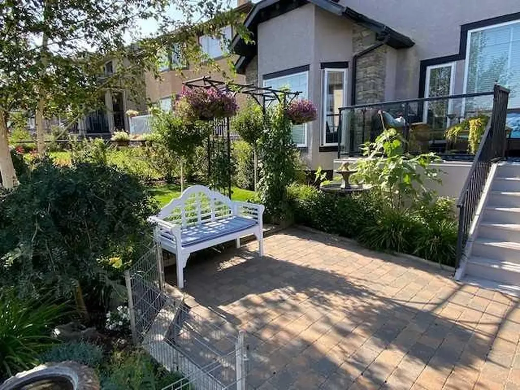 92 Sherwood Rise NW Calgary AB T3R 1P6