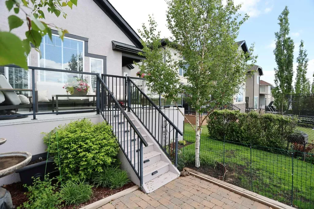 92 Sherwood Rise NW Calgary AB T3R 1P6