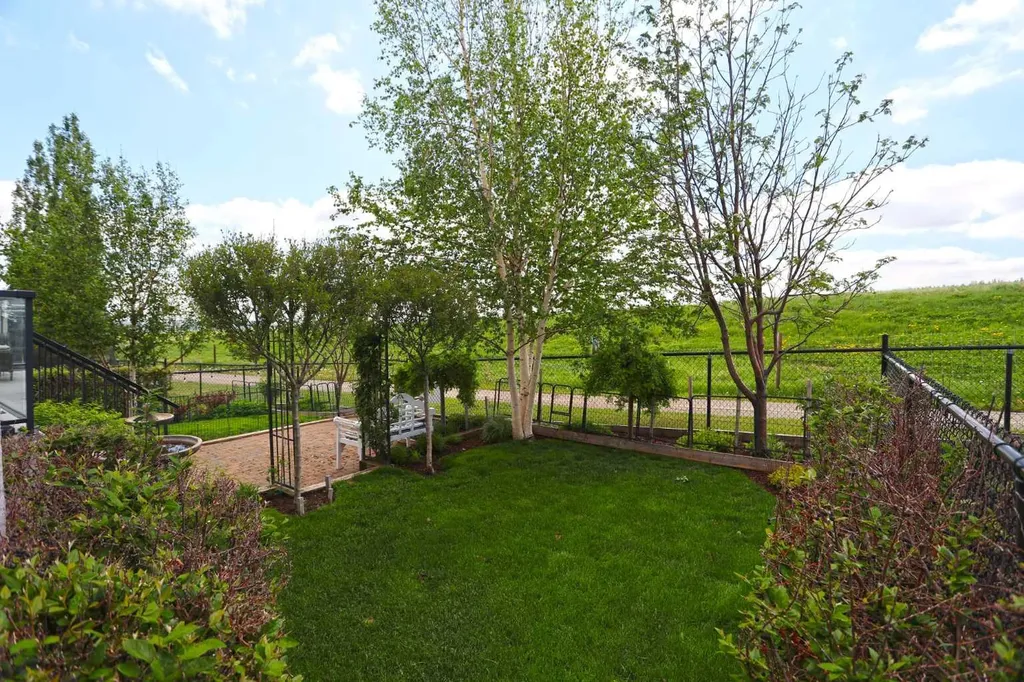92 Sherwood Rise NW Calgary AB T3R 1P6