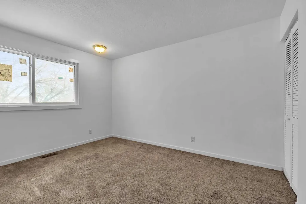 318 Marlborough Way NE Calgary AB T2A 6R9